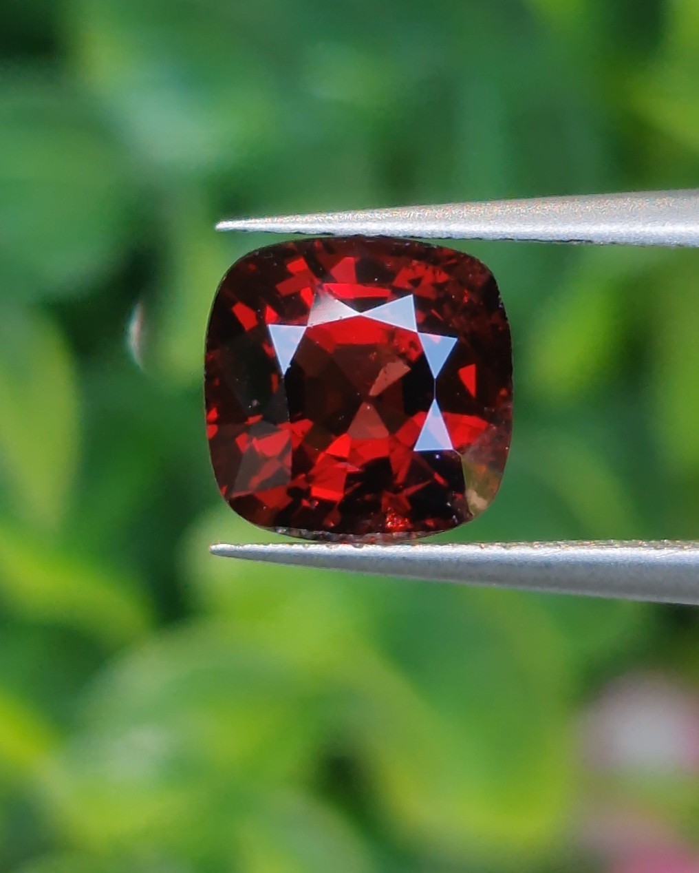 สปิเนล Natural Spinel