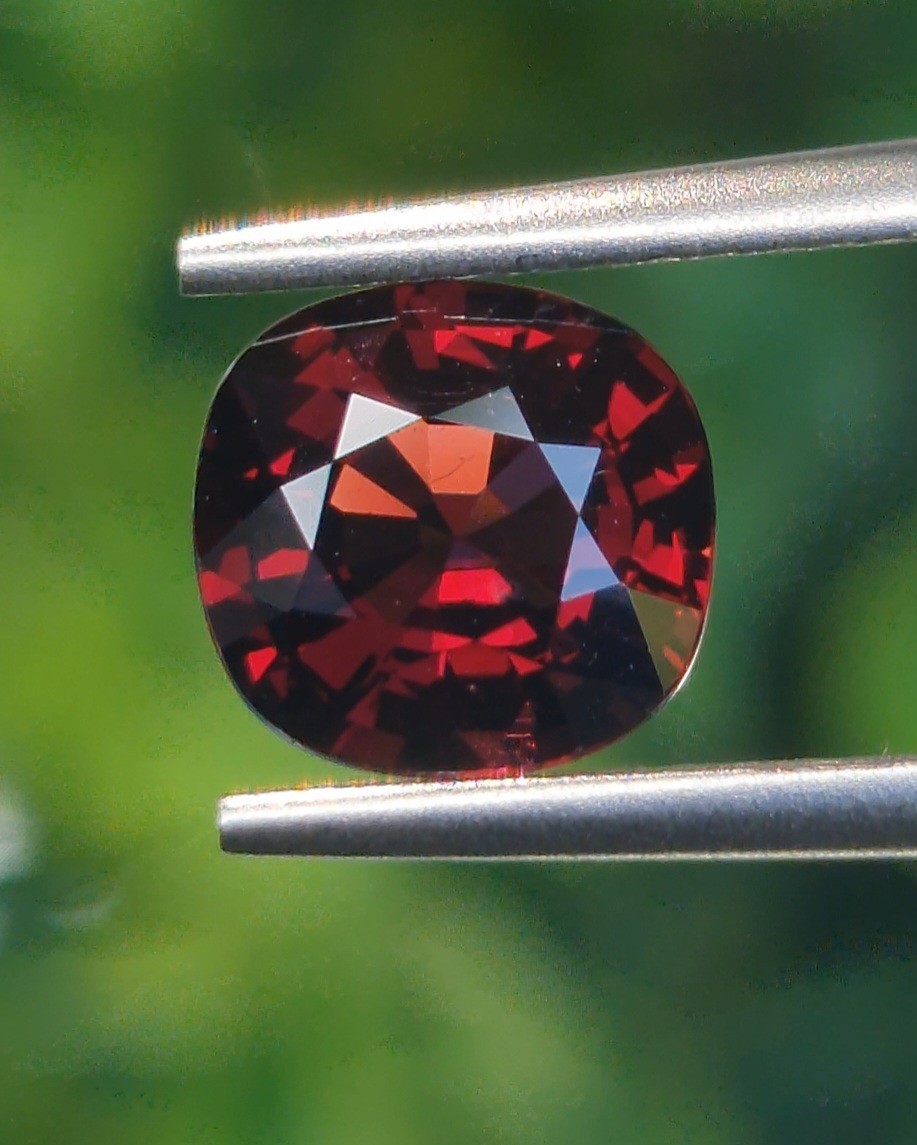 สปิเนล Natural Spinel