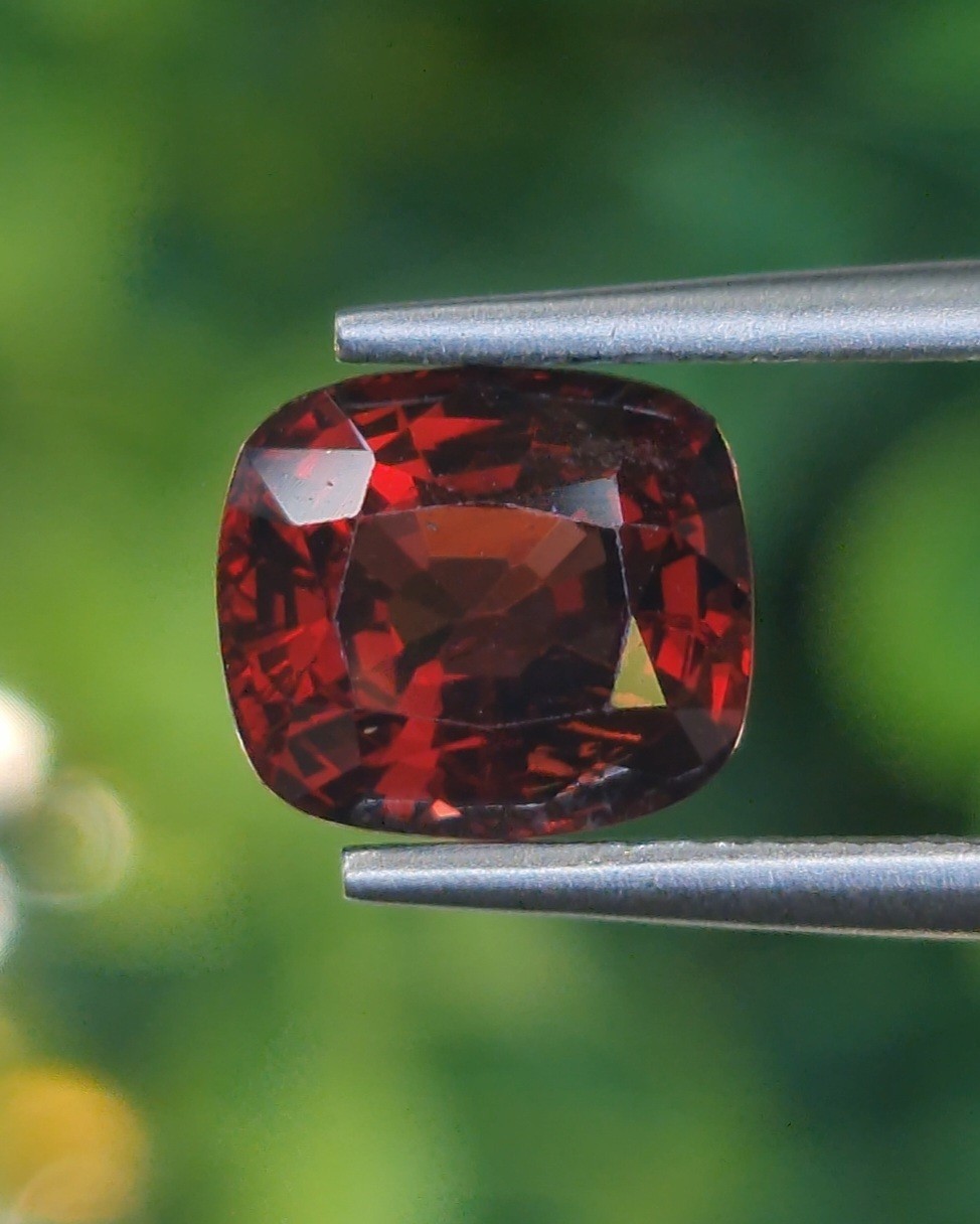 สปิเนล Natural Spinel
