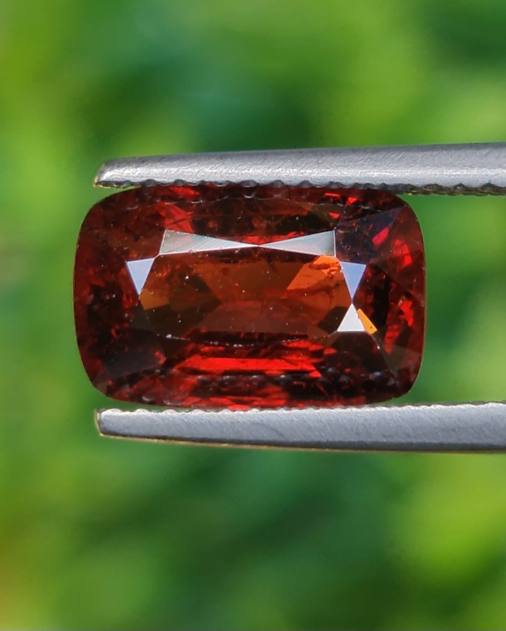 สปิเนล Natural Spinel