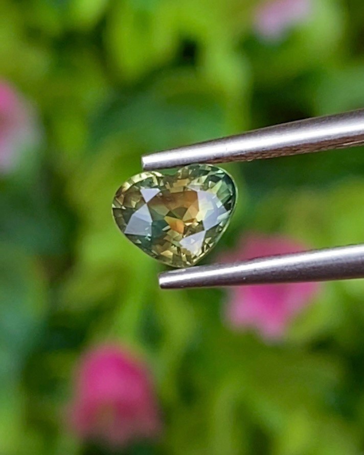 พลอย เขียวส่อง Green sapphire