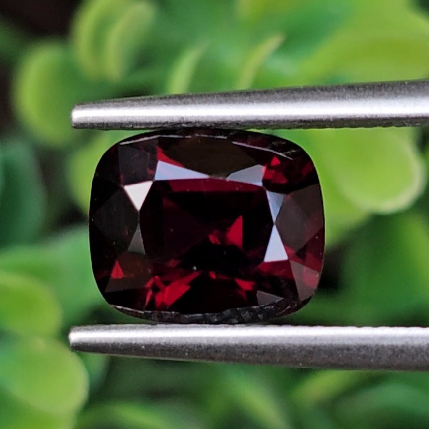 สปิเนล Natural Spinel