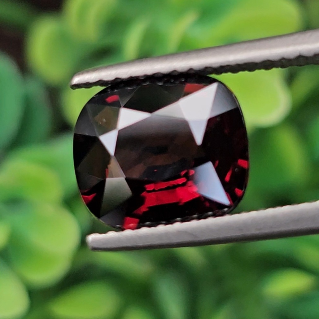 สปิเนล Natural Spinel