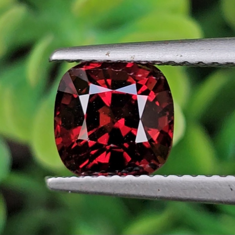 สปิเนล Natural Spinel