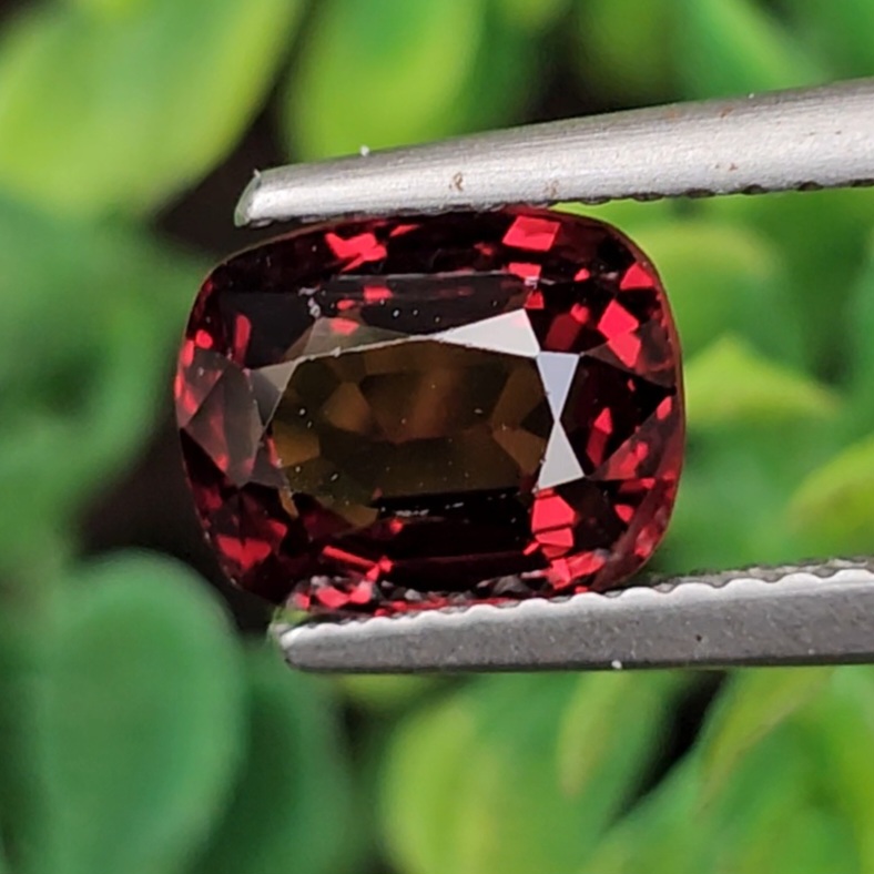 สปิเนล Natural Spinel