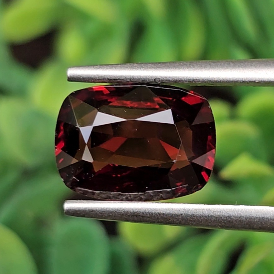 สปิเนล Natural Spinel