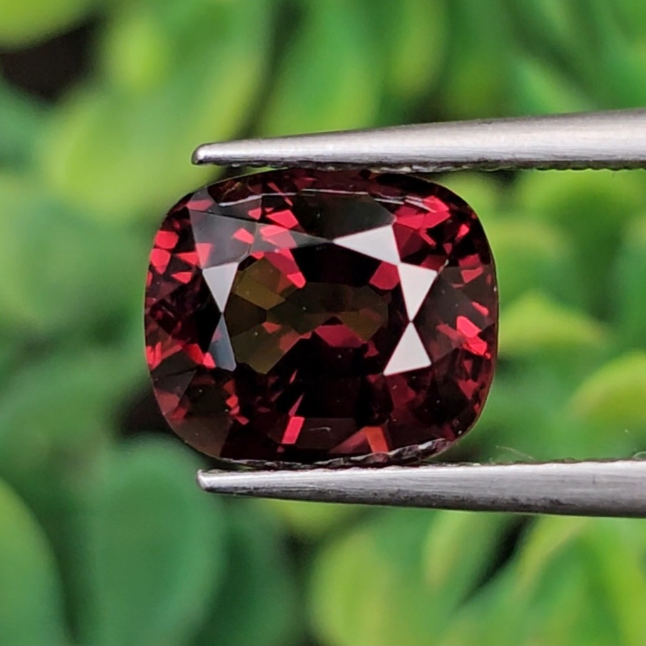 สปิเนล Natural Spinel