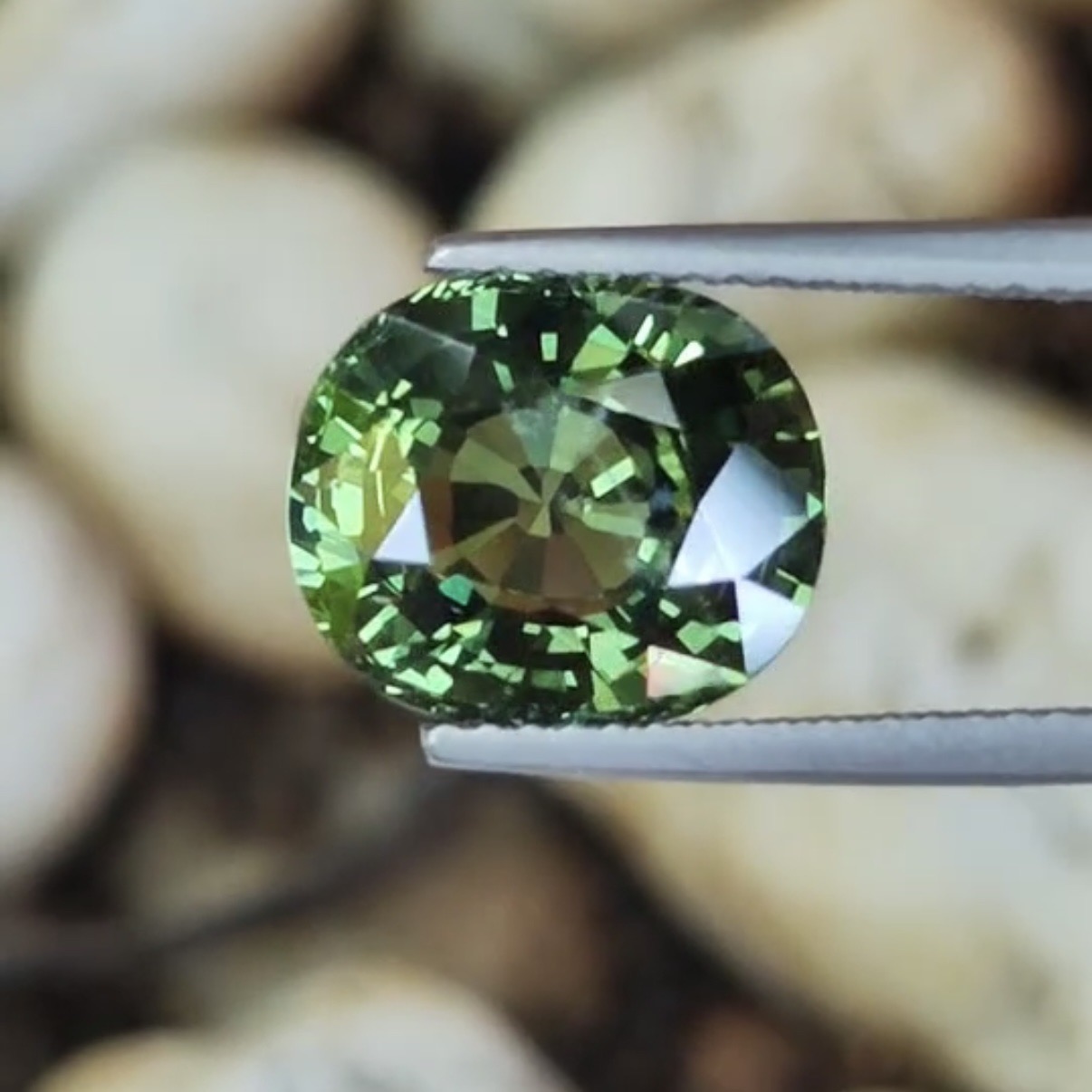 พลอย เขียวส่อง Green sapphire
