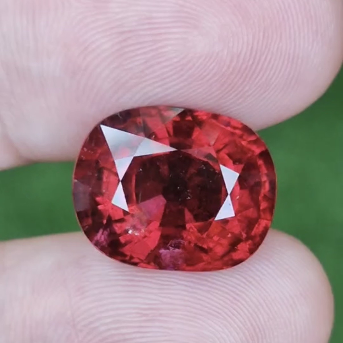 รูเบลไลต์ ทัวร์มาลีน (Rubellite Tourmaline)