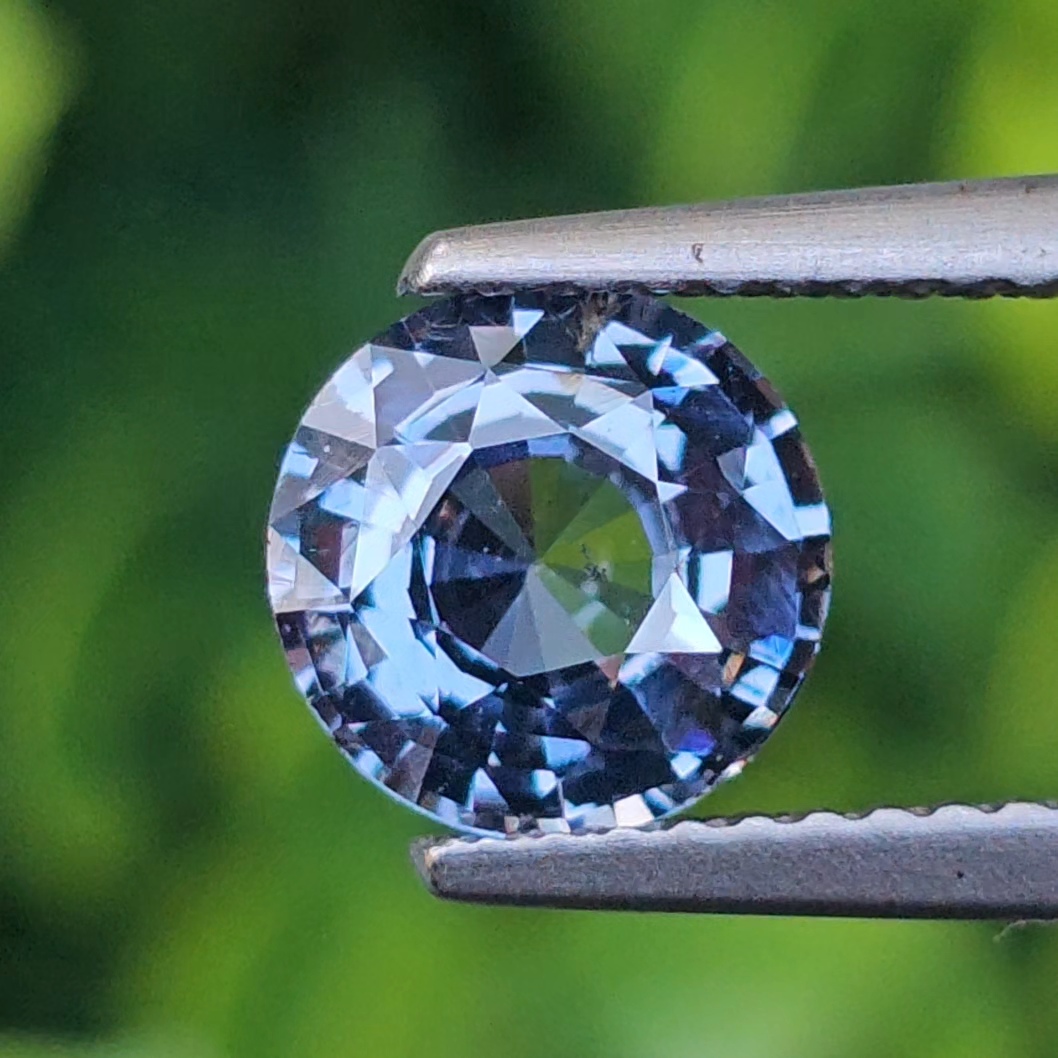 สปิเนล Natural Spinel