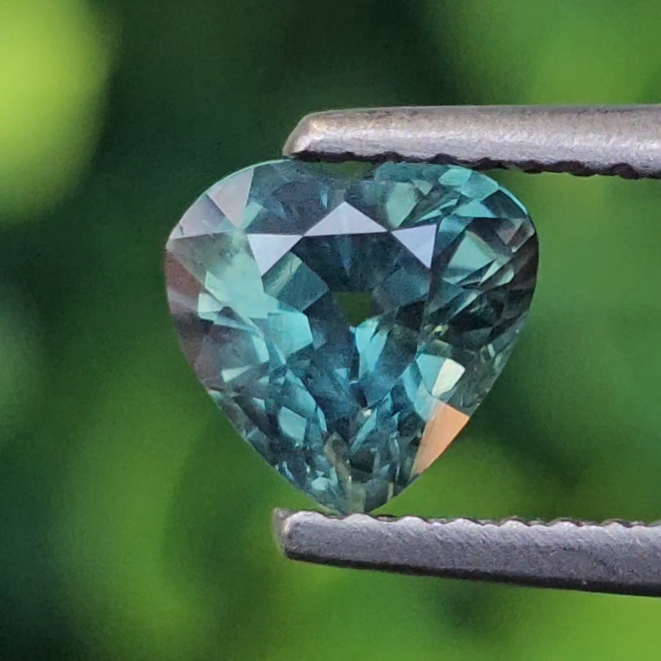 พลอย เขียวส่อง Green sapphire