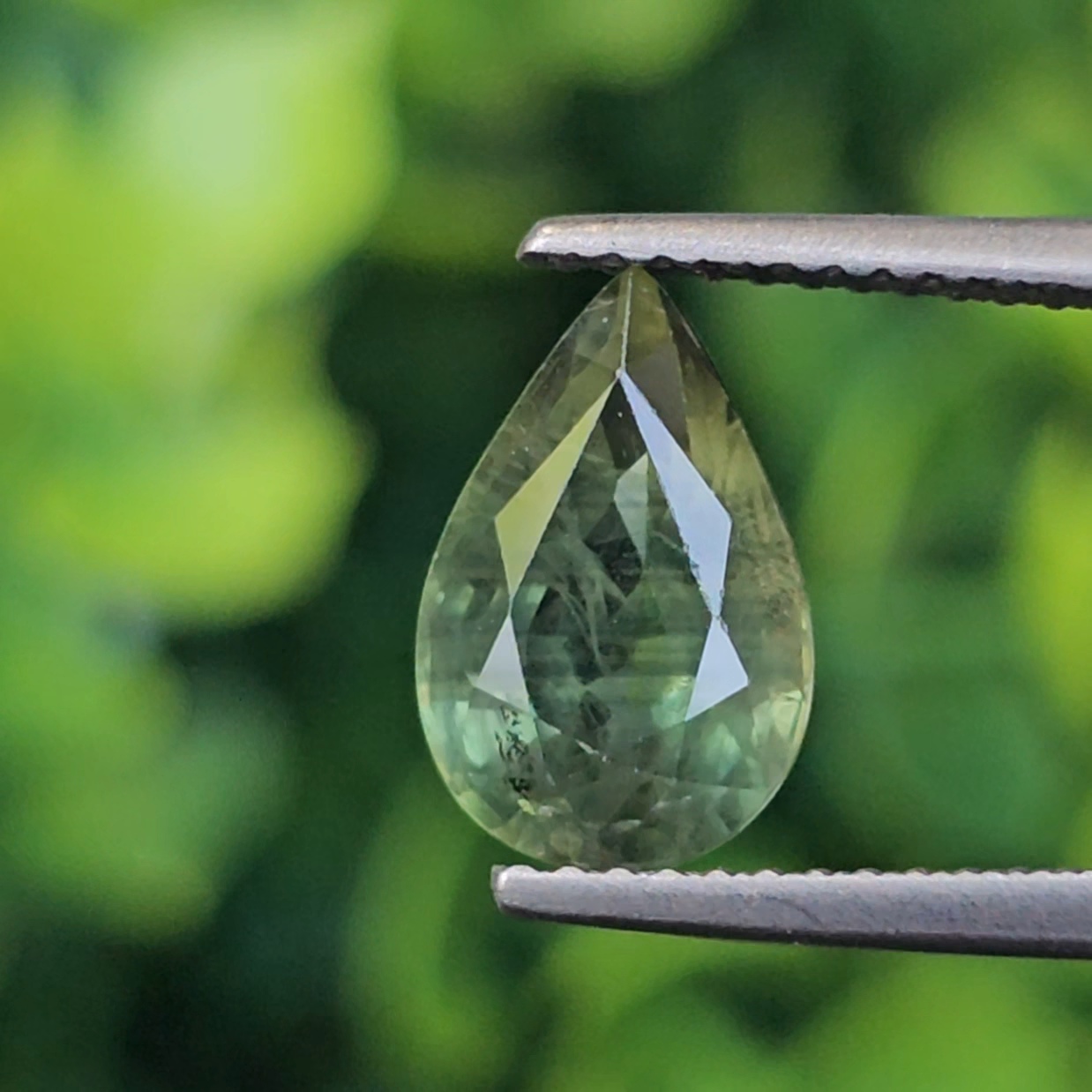 พลอย เขียวส่อง Green sapphire