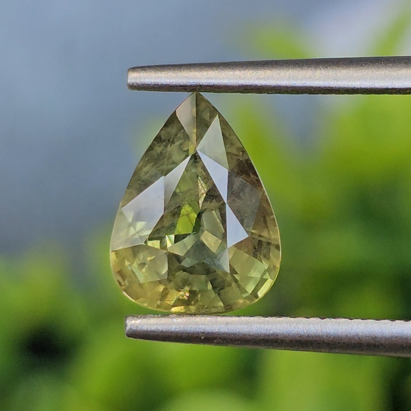 พลอย เขียวส่อง Green sapphire