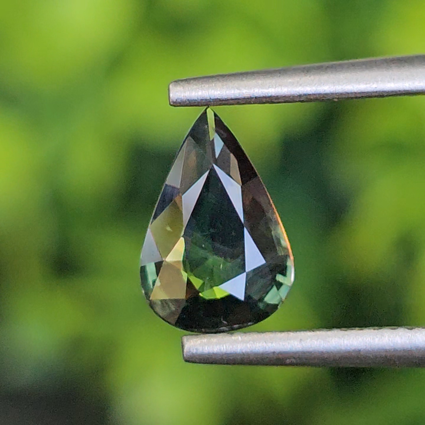 พลอย เขียวส่อง Green sapphire