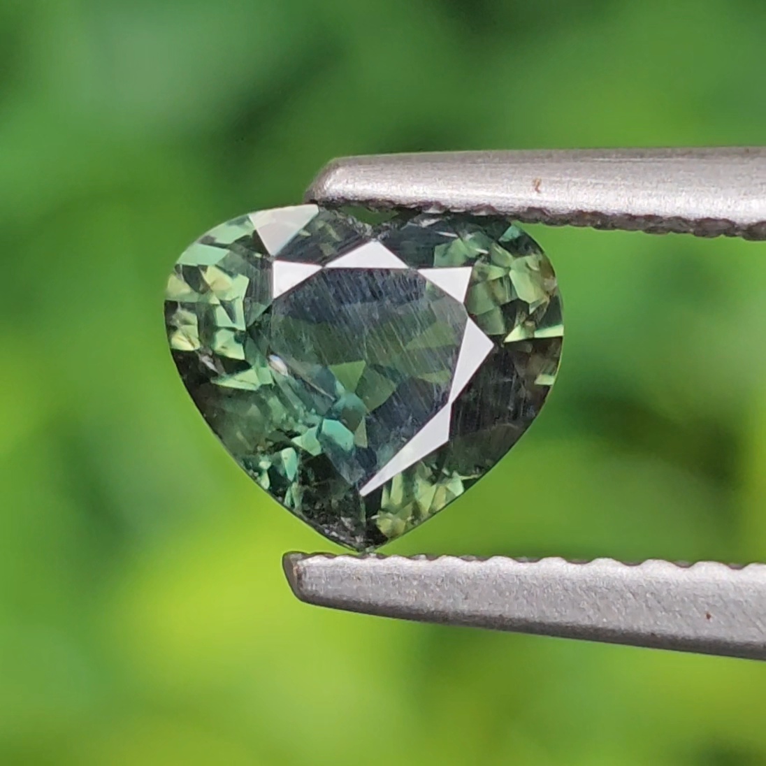 พลอย เขียวส่อง Green sapphire