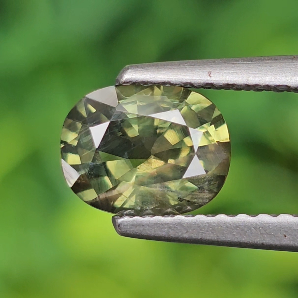 พลอย เขียวส่อง Green sapphire