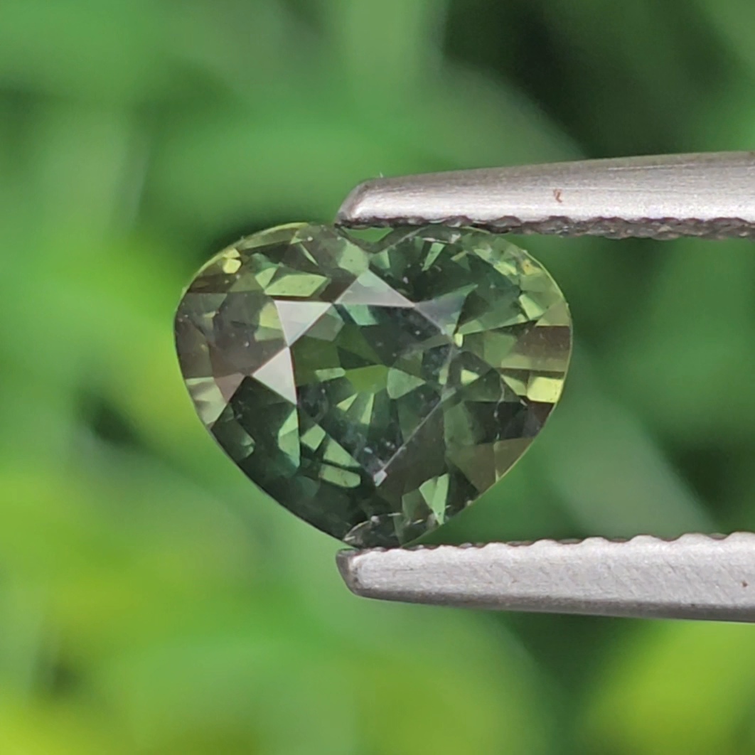 พลอย เขียวส่อง Green sapphire