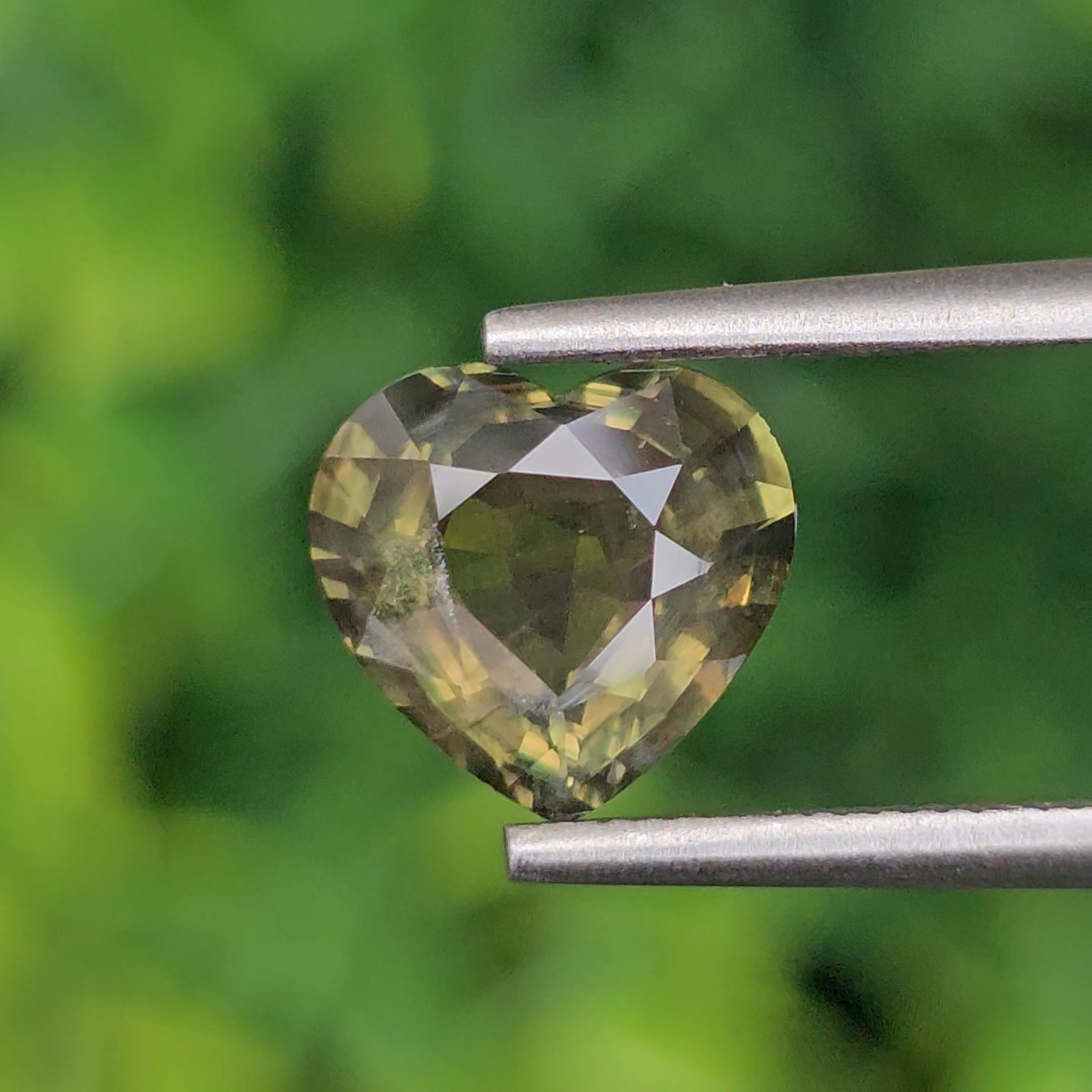 พลอย เขียวส่อง Green sapphire