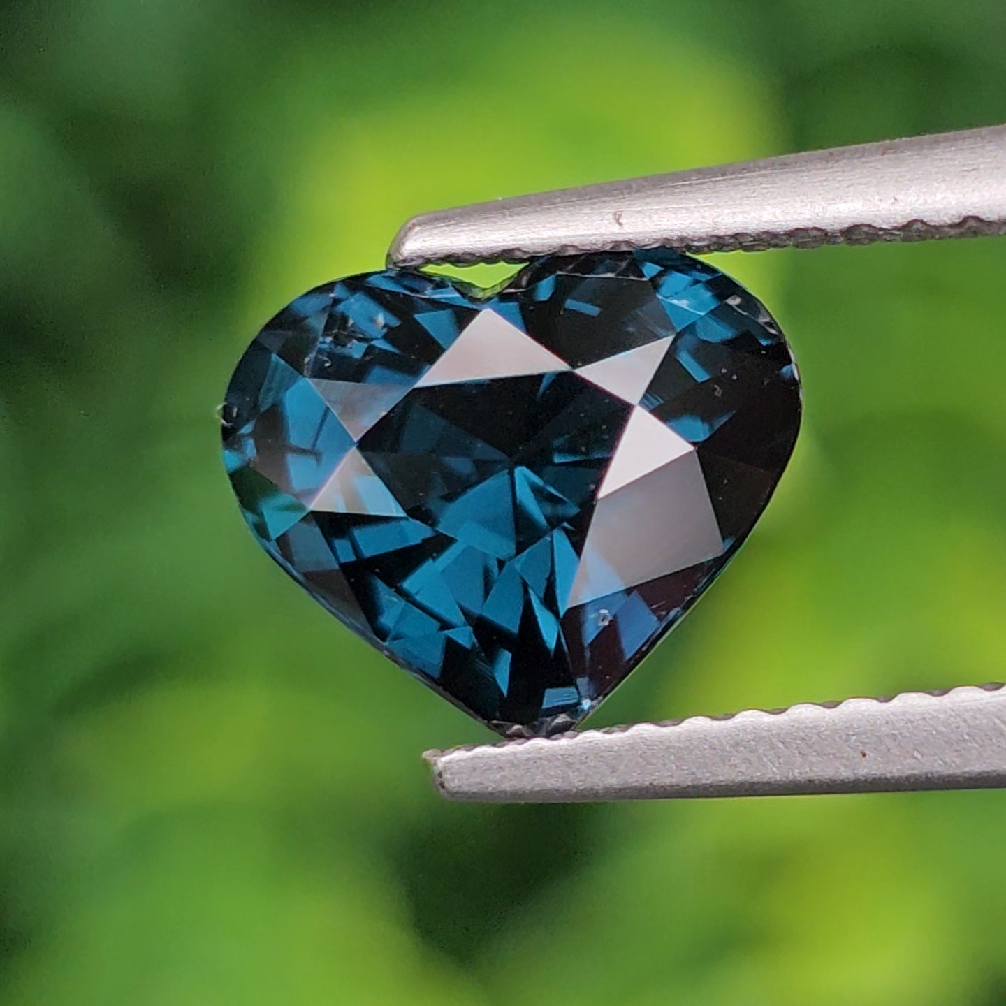 สปิเนล Natural Spinel