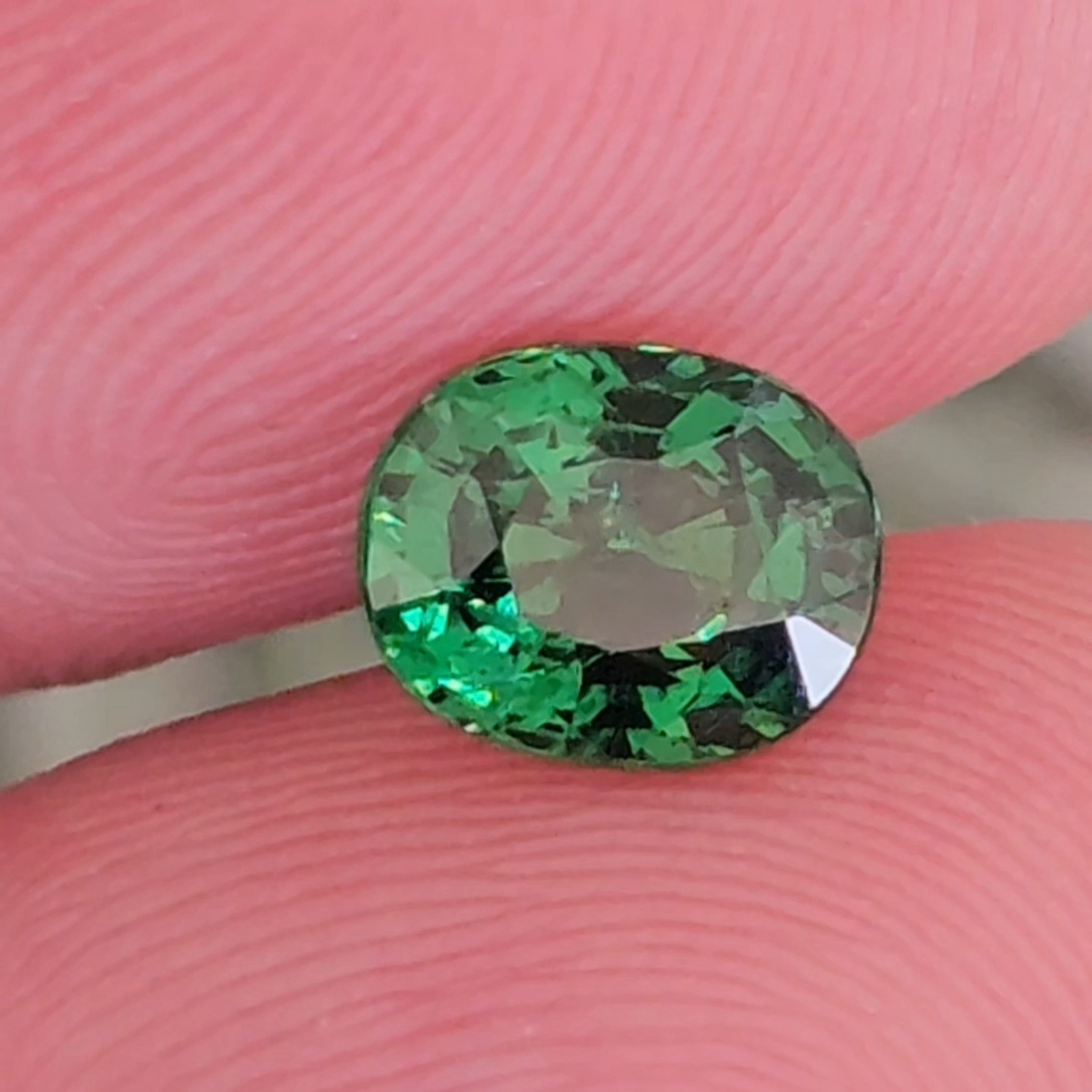 ซาโวไรท์ Tsavorite Garnet