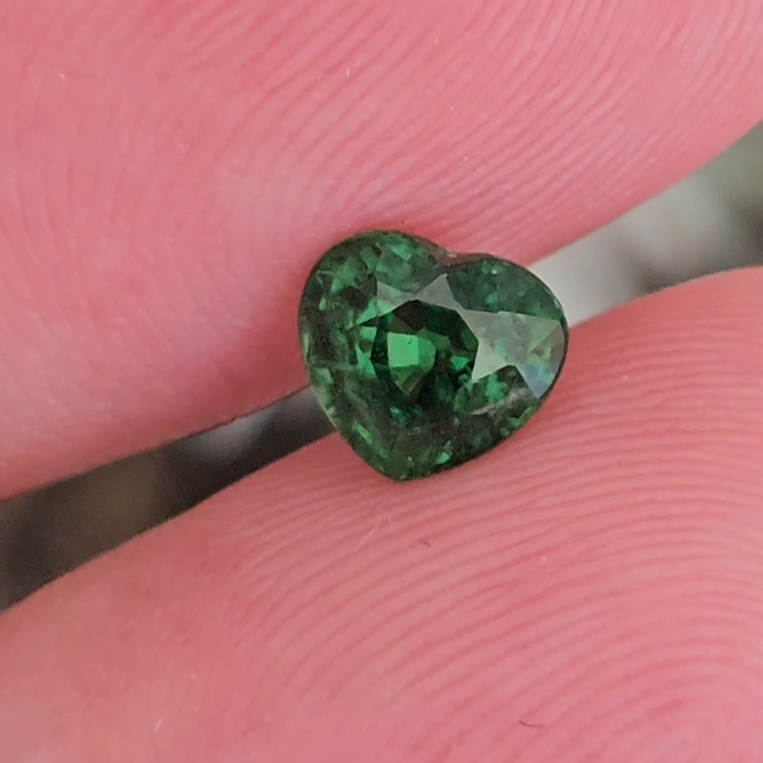 ซาโวไรท์ Tsavorite Garnet