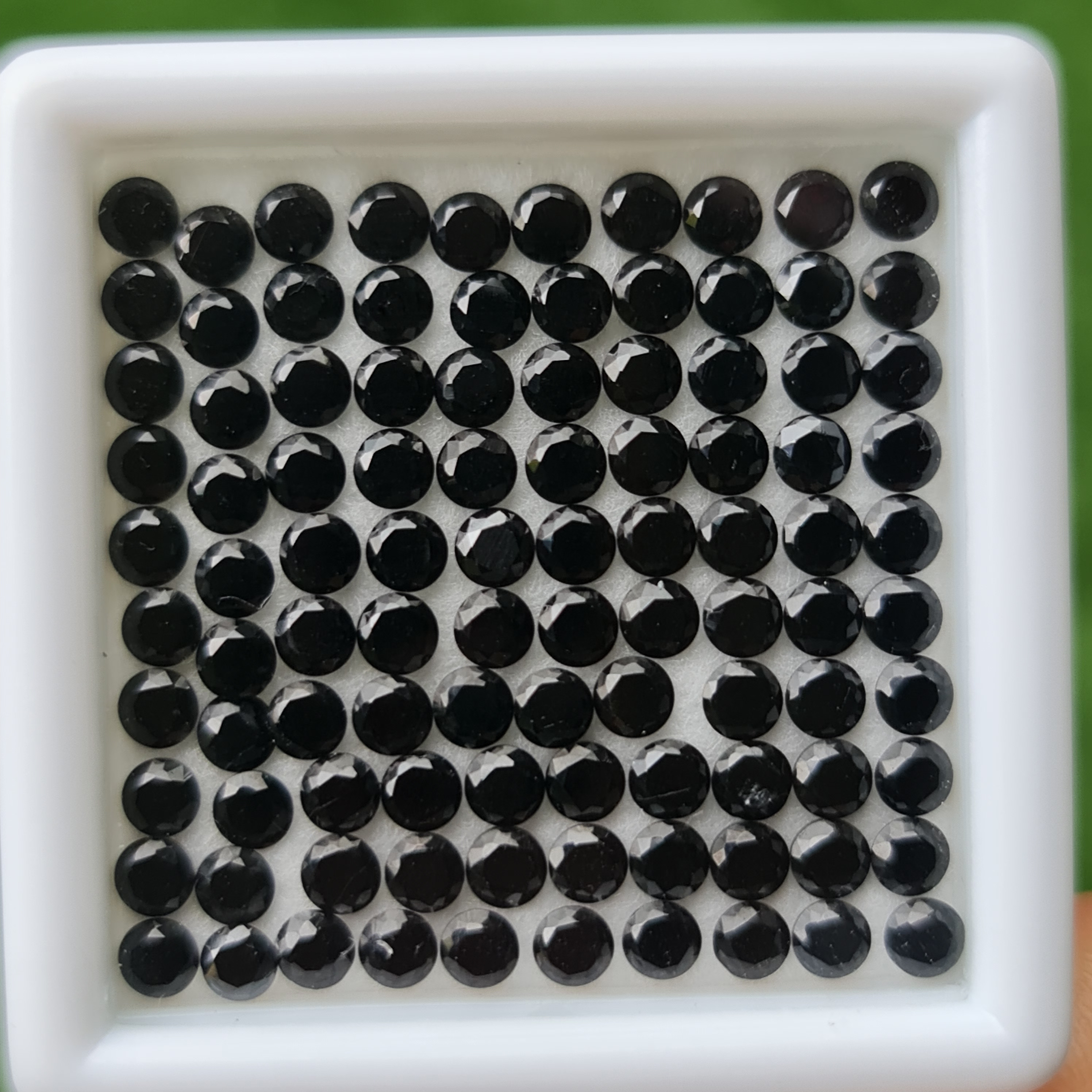 สปิเนล Natural Spinel