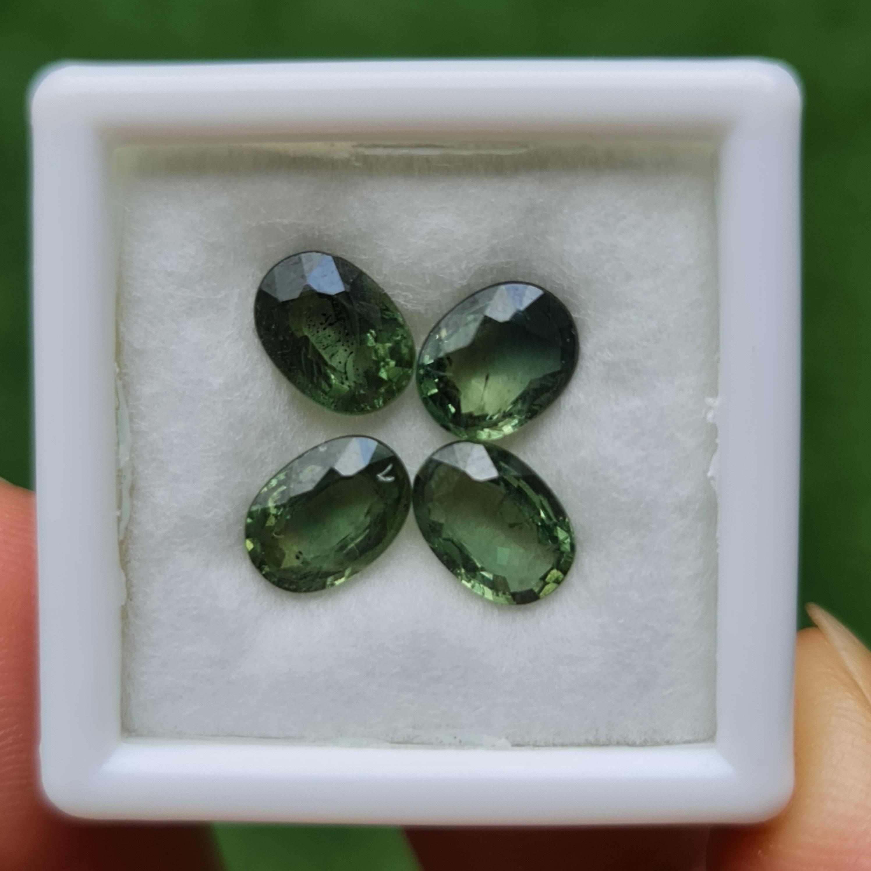 พลอย เขียวส่อง Green sapphire