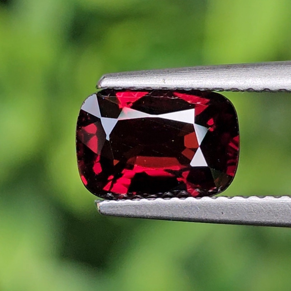 สปิเนล Natural Spinel