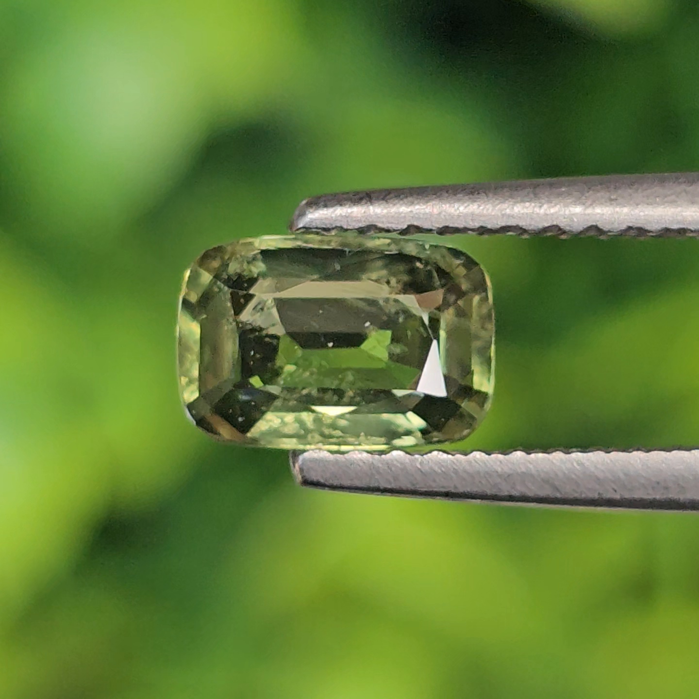 พลอย เขียวส่อง Green sapphire