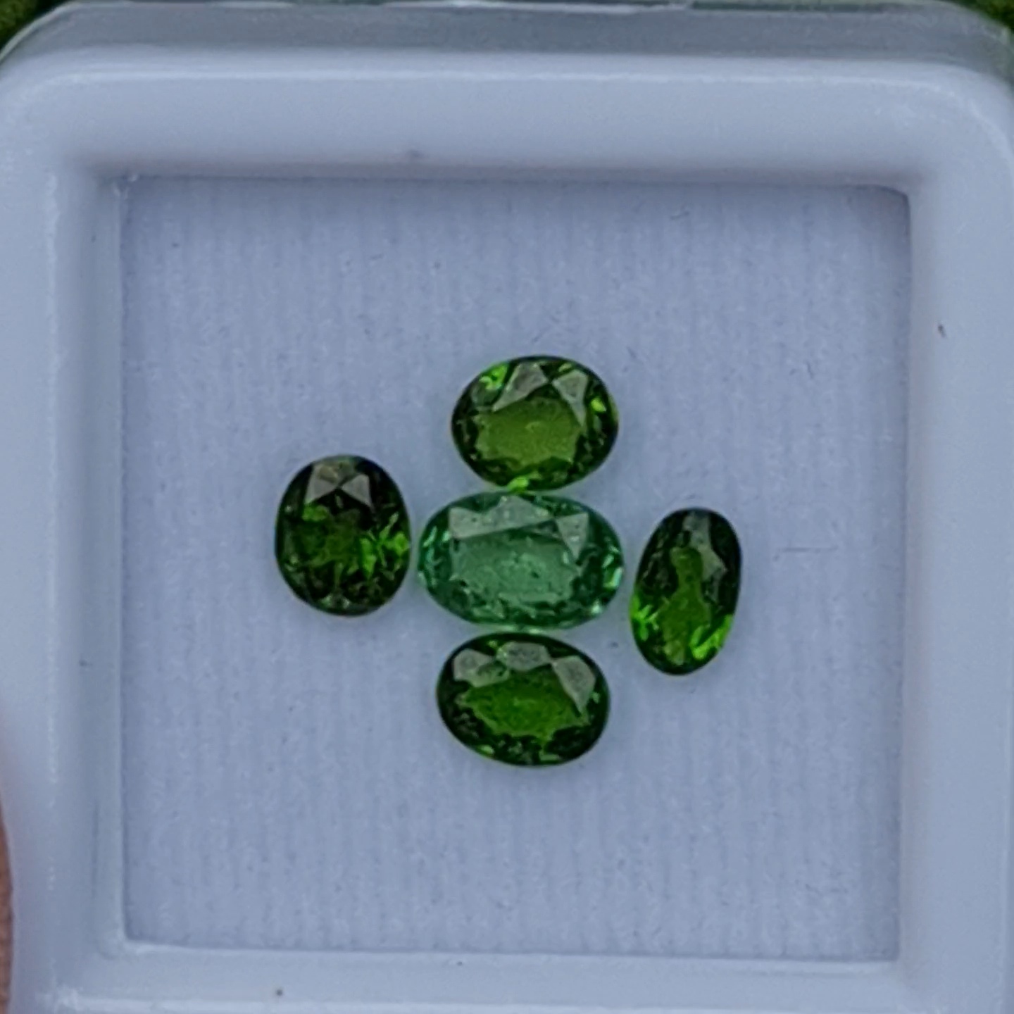 ซาโวไรท์ Tsavorite Garnet