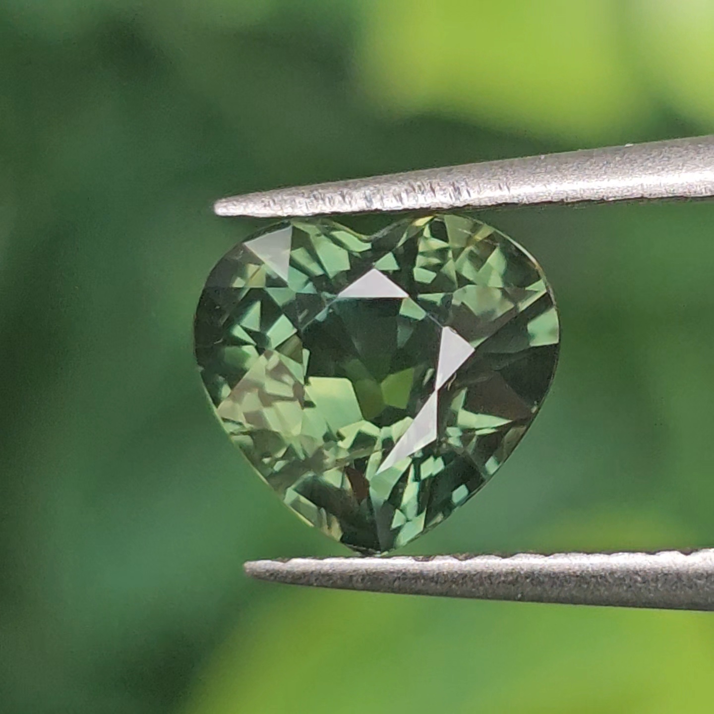 พลอย เขียวส่อง Green sapphire