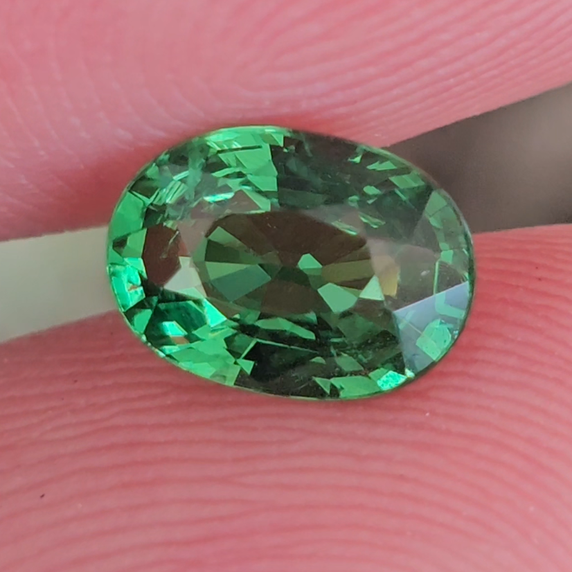 ซาโวไรท์ Tsavorite Garnet