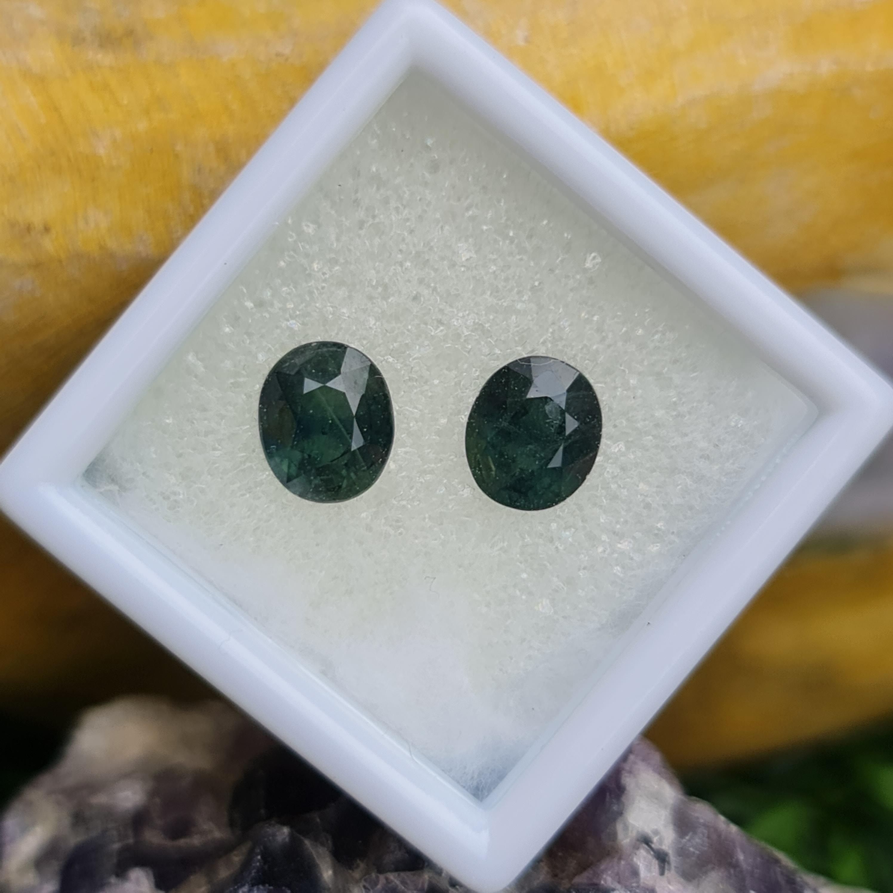 เขียวส่อง (Green Sapphire)