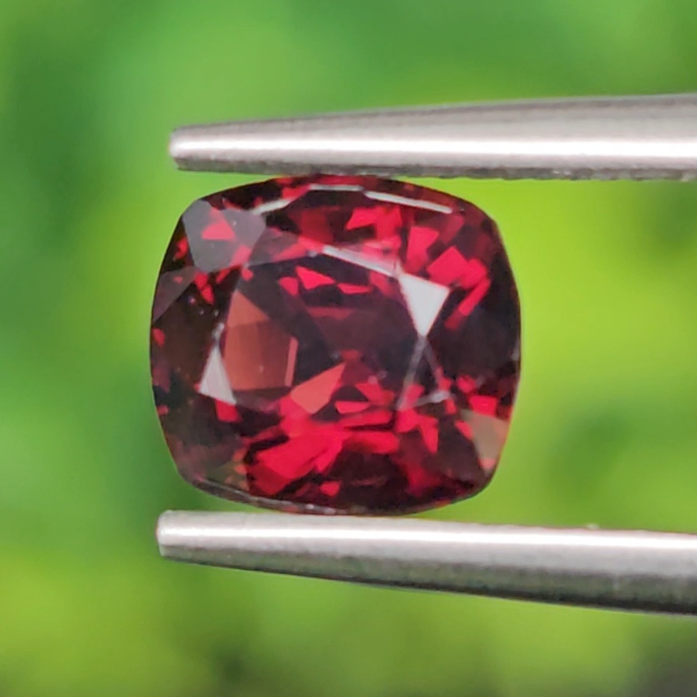 สปิเนล Natural Spinel