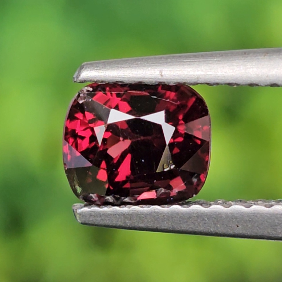 สปิเนล Natural Spinel