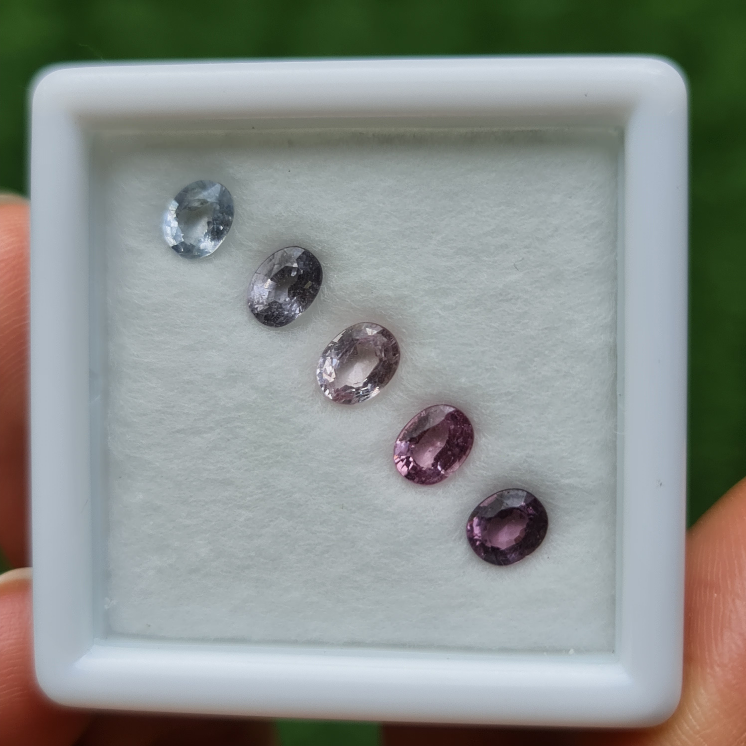 สปิเนล Natural Spinel