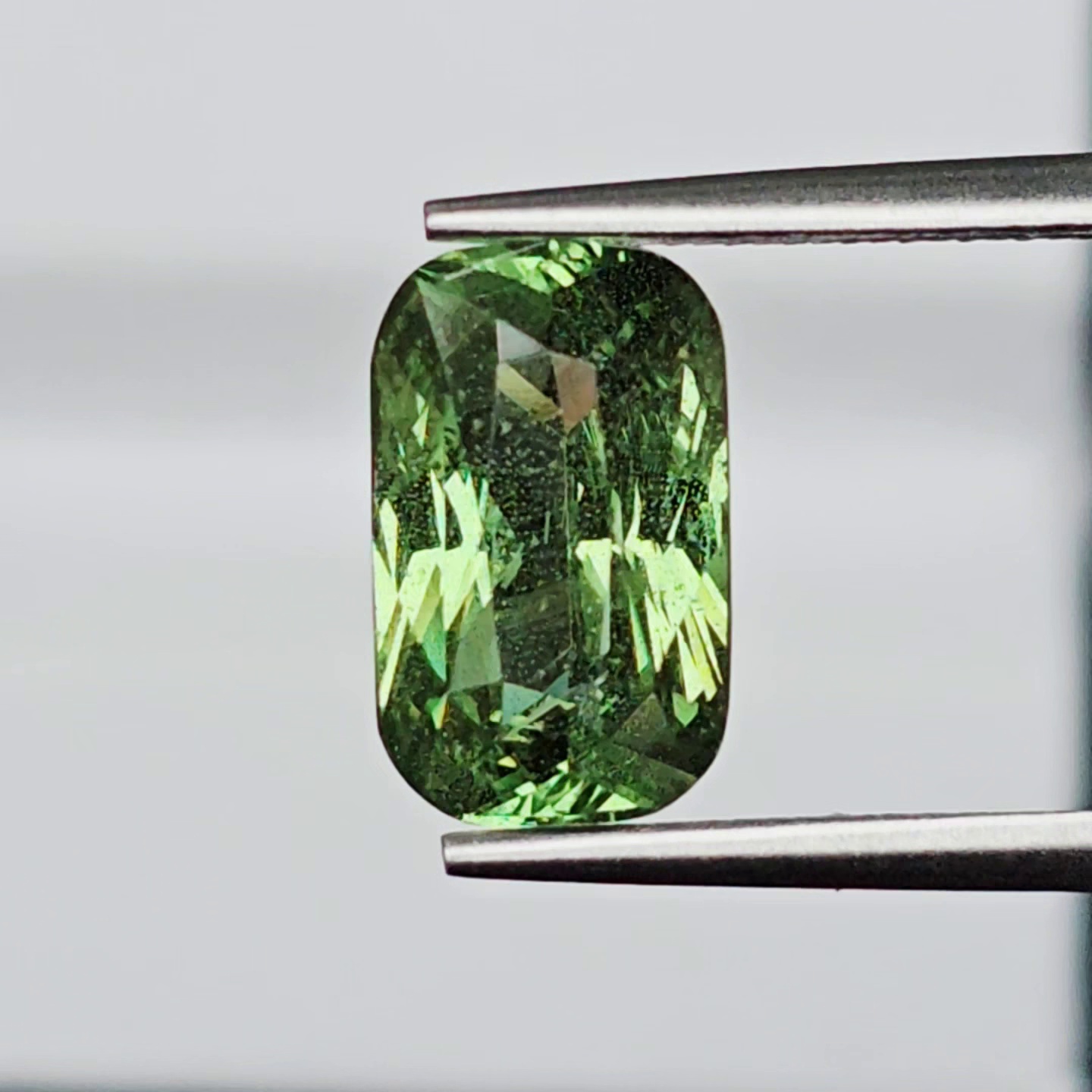 ซาโวไรท์ Tsavorite Garnet