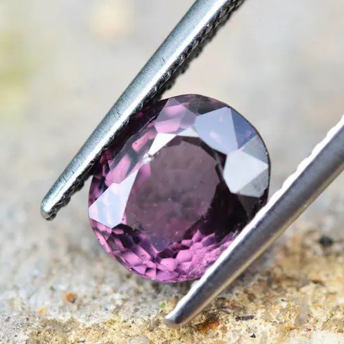 สปิเนล Natural Spinel