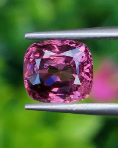 สปิเนล Natural Spinel