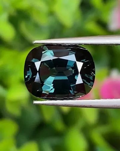 สปิเนล Natural Spinel