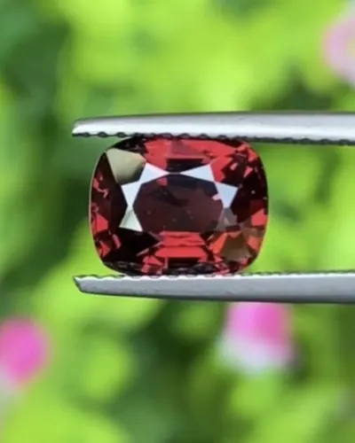 สปิเนล Natural Spinel