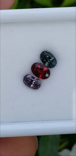 สปิเนล Natural Spinel