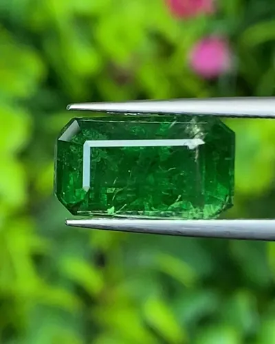 ซาโวไรท์ Tsavorite Garnet