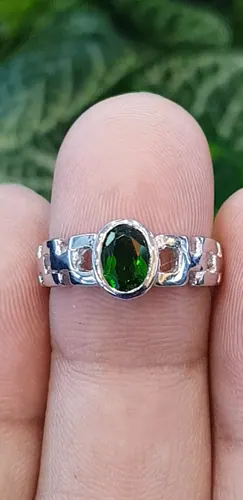พลอย กรีนโครม ไดออฟไซด์ Green Chrome Diopside