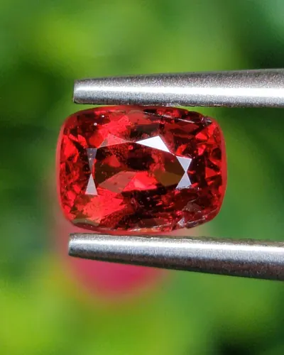 สปิเนล Natural Spinel