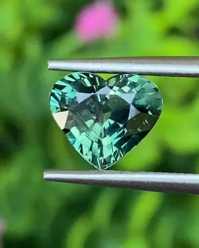พลอย เขียวส่อง Green sapphire