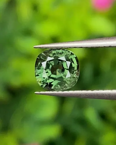 พลอย เขียวส่อง Green sapphire