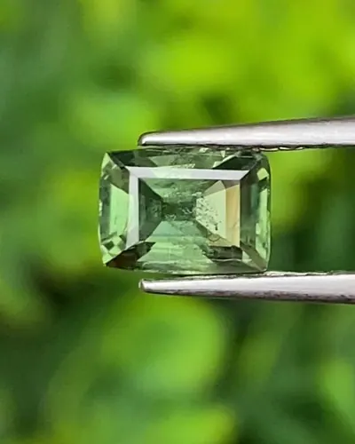 พลอย เขียวส่อง Green sapphire