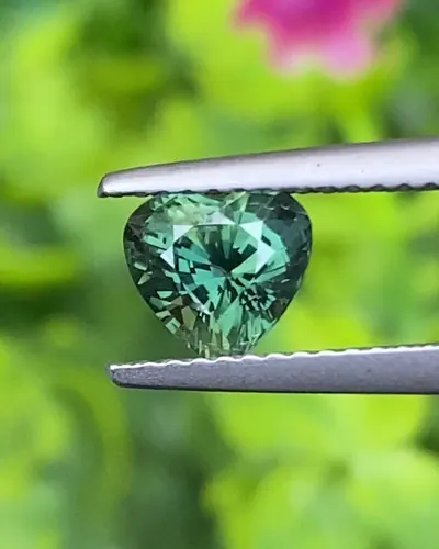พลอย เขียวส่อง Green sapphire