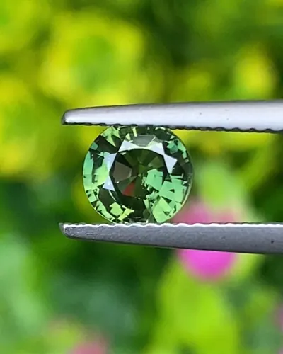 พลอย เขียวส่อง Green sapphire